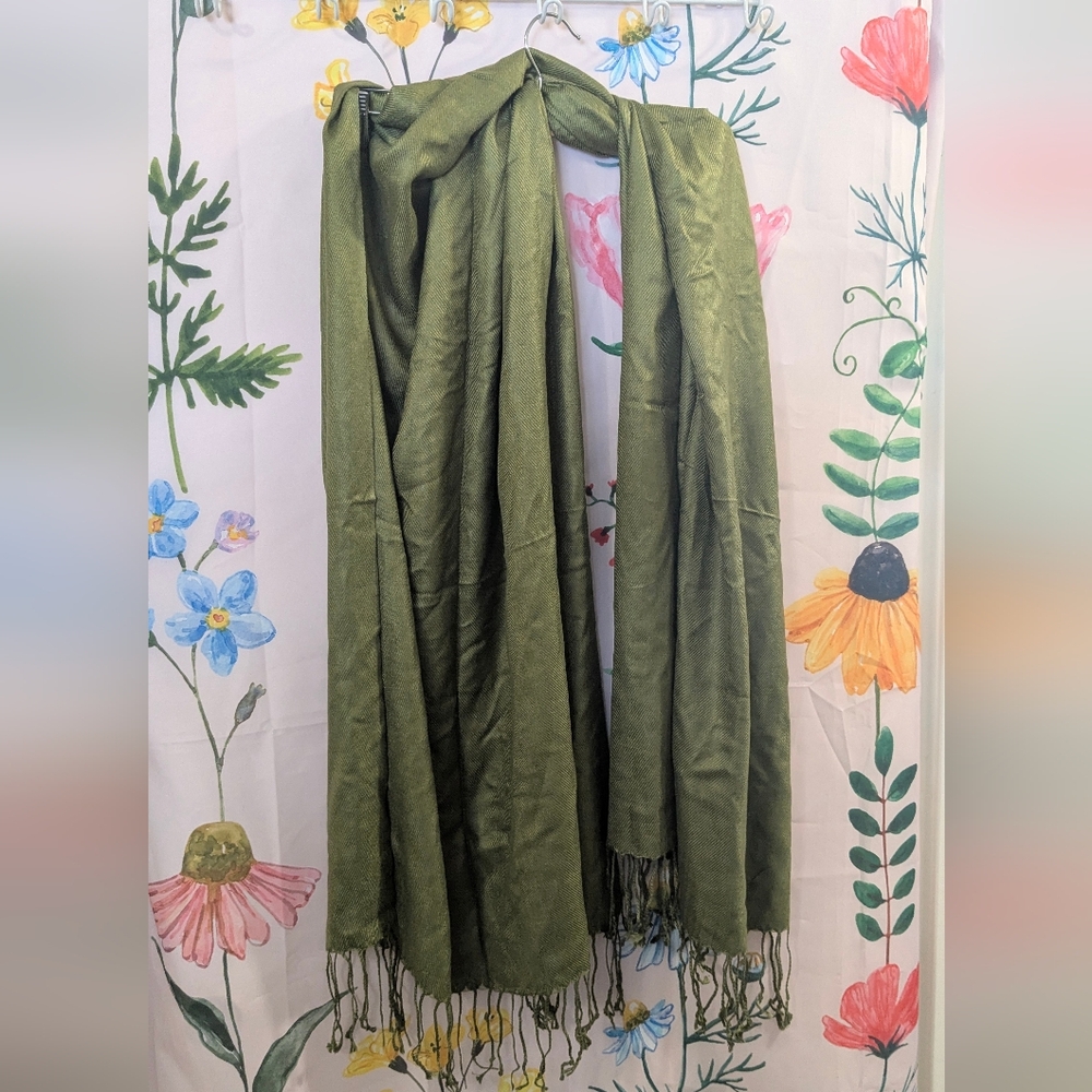 NWOT Elegant Green Scarf/Shawl
